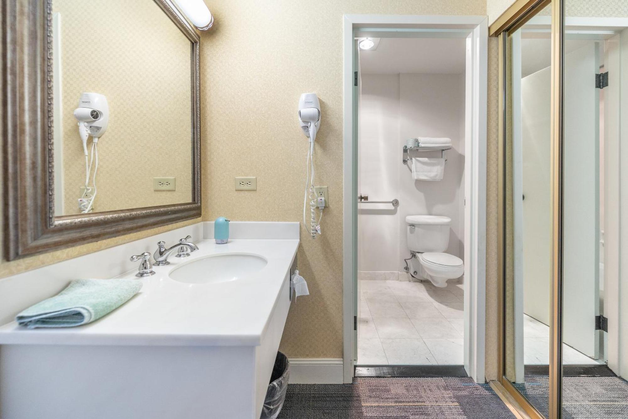 Quarto com Cama de Casal ou 2 de Solteiro e Banheiro